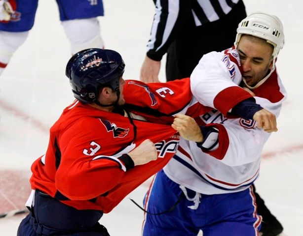 Tvrdá bitka mezi montrealským Scottem Gomezem a Timem Potim. | Foto: Reuters