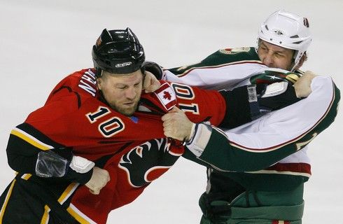 Boogaard z Minnesoty se pošťuchuje s McGrattanem z Calgary | Foto: Sport