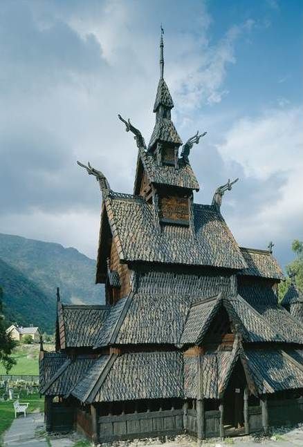 Středověký dřevěný sloupový kostel v Borgund, Lærdal, cca 1175.  Kostel v Borgund není sice nejstarší, ale nejoriginálnější. Podle vzhledu Borund se pak restaurovalo několik podobných kostelů. Kostely tohoto typu se poměrně těžko fotí během sezóny, je tam pořád hodně lidí  a hlavně je tam skoro tma. | Foto: GJF