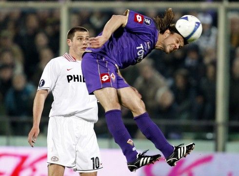 Do utkání proti Eindhovenu se v dresu Fiorentiny zapojil i Tomáš Ujfaluši | Foto: Reuters