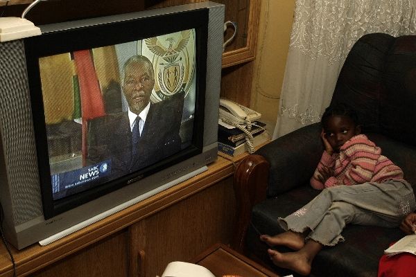 Prezident Thabo Mbeki oznamuje svou rezignaci v projevu k národu, který přenášela živě jihoafrická televize | Foto: Reuters