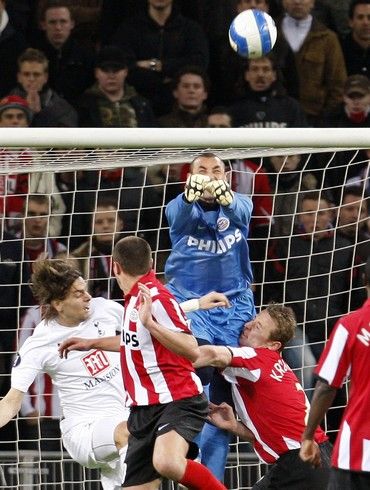 Brankář Gomes vyráží míč v utkání s Tottenhamem | Foto: Reuters