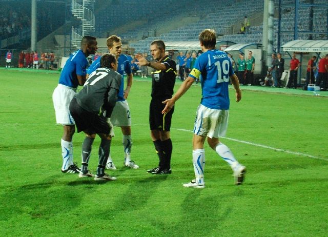 I přes protesty domácích nařídil hlavní rozhodčí penaltu. | Foto: Jakub Šafránek