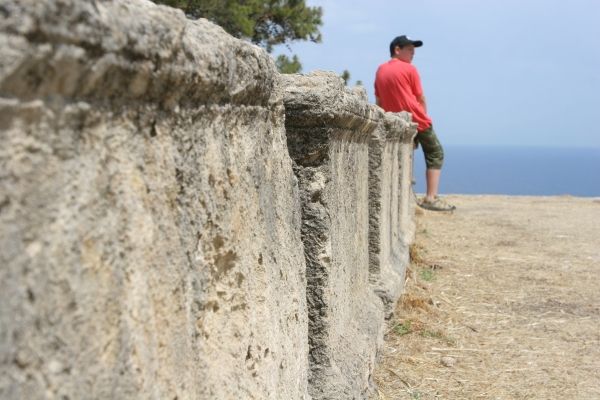 Zdi někdejšího města Kámiros jsou staré přes 2000 let. Když na nich nesedí turista, běhají po nich velké ještěrky a ostražitě vás pozorují. Průvodce nelže, když říká, že tu na vás dýchne život helénského města. | Foto: Karel Toman