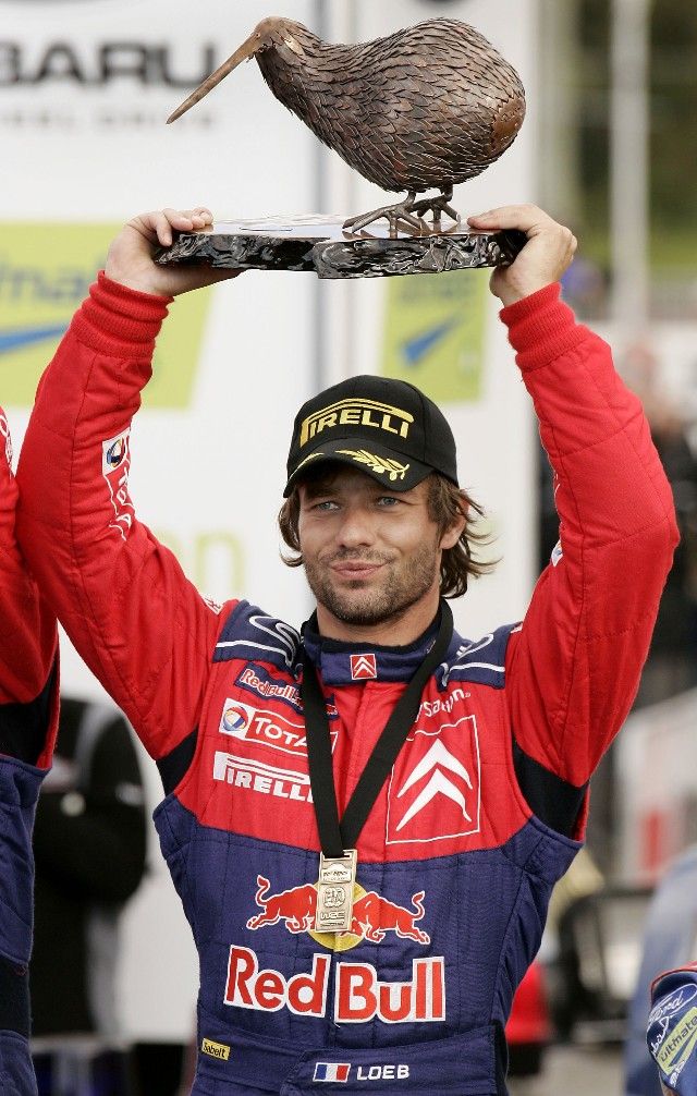 Francouz Sébastien Loeb s trofejí pro vítěze rallye Nový Zéland. | Foto: Reuters