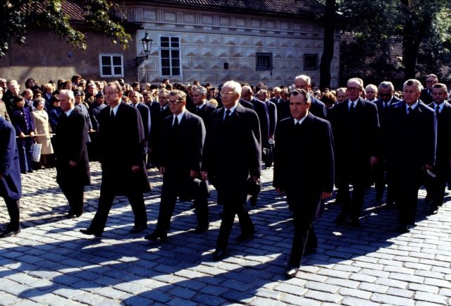 Rozloučení s armádním generálem a bývalým prezidentem Ludvíkem Svobodou, 26. září 1979. Straničtí a státní představitelé ve smutečním průvodu před Pražským hradem. Zprava Vasil Biľak, Gustáv Husák, Lubomír Štrougal a Alois Indra, v druhé řadě zprava Peter Colotka, Josef Kempný a Josef Korčák. Ludvík Svoboda zemřel 20. září 1979. | Foto: ČTK