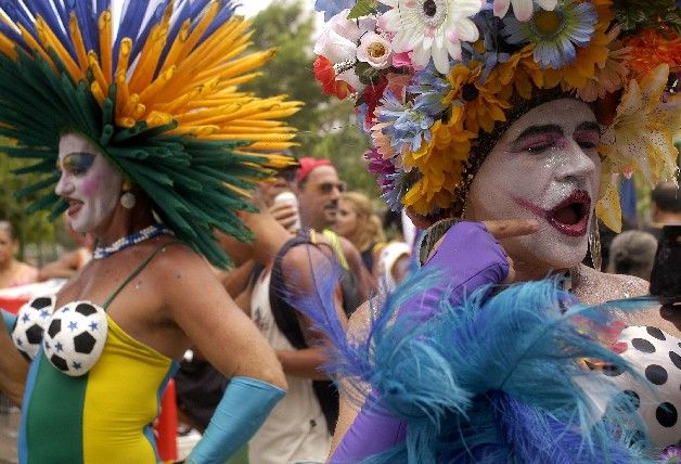 Tanečníci na pláži Ipanema v brazilském Riu de Janeiru. | Foto: Reuters