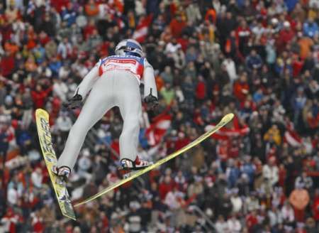 Rakušan Gregor Schlierenzauer před domácím publikem zklamal. | Foto: Reuters