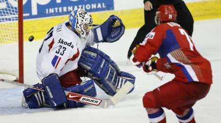 Rus Ilja Kovalčuk trefil tyčku při penaltě během prodloužení | Foto: Reuters