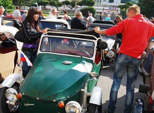 Práce s natahováním střechy jde lépe od ruky ve dvou | Foto: Radek Pecák