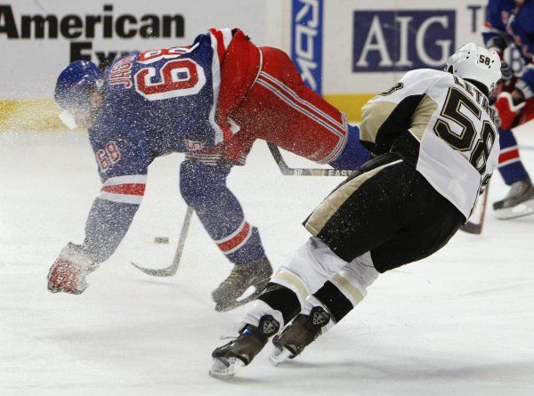 V ledové tříšti se po kolizi s obráncem Pittsburghu Krisem Letangem skrývá Jaromír Jágr. | Foto: Reuters