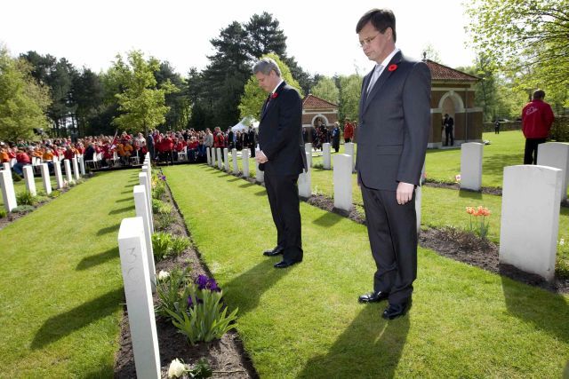 Nizozemský premiér Jan Peter Balkenende (vpravo) a kanadský premiér Stephen Harper na kanadském vojenském hřbitově v Bergen op Zoom v Nizozemsku. | Foto: Reuters