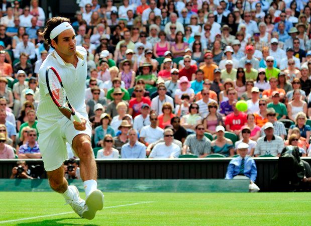 Roger Federer ve Wimbledonu nezaváhal ani proti Němci Kohlschreiberovi. | Foto: Reuters