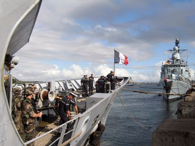 Francouzská loď Nivose, součást patroly NATO v oblasti, přiváží do keňské Mombasy jedenáct zadržených pirátů | Foto: Reuters