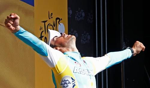 Alberto Contador na stupni vítězů. Za chvíli mu opět přinesou žlutý trikot | Foto: Reuters