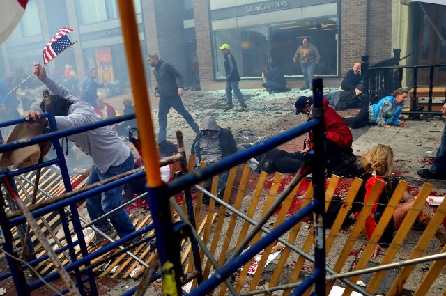 Místo výbuchu nabídlo bezprostředně po explozi děsivý pohled. Všude byly rozseté trosky, krev, kolem se nesl bolestný nářek zraněných. | Foto: ISIFA