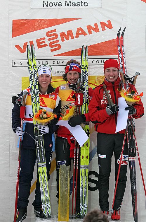 Sympatické stupně vítězů závodu žen na 10km: 1. Marit Bjërgen (Norsko), 2. Charlotte Kalla (Švédsko), 3. Justyna Kowalczyk (Polsko). | Foto: Tomáš Adamec, Aktuálně.cz