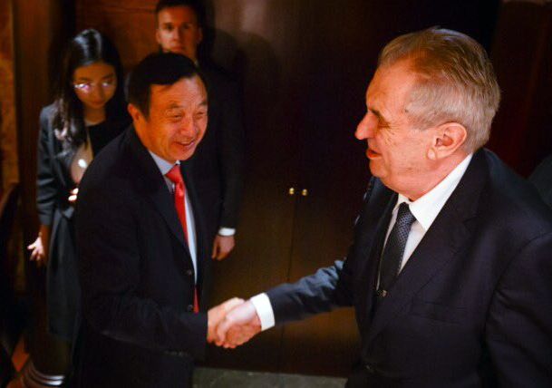 Prezident Miloš Zeman (vpravo) se sešel 27. dubna 2019 v Pekingu s generálním ředitelem společnost Huawei Ženem Čeng-fejem. | Foto: Jiří Ovčáček