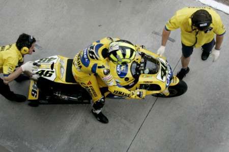 Valentino Rossi na Yamaze opouští depo při kvalifikaci na Velkou cenu Valencie. | Foto: Reuters