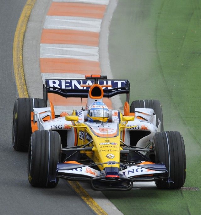 Fernando Alonso s Renaultem na trati Velké ceny Austrálie při druhém tréninku. | Foto: Reuters