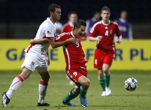 Jan Lecjaks svádí souboje s maďarskou obranou | Foto: Sport