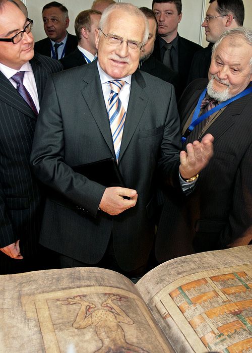 Na sjezdu KDU-ČSL v Pardubicích prezident Václav Klaus nevynechal příležitost nakouknout do kopie Ďáblovy bible. | Foto: Aktuálně.cz, Tomáš Adamec