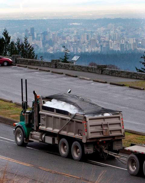 A sníh přivážely také težké nákladní automobily | Foto: Reuters