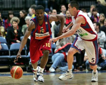 Shammond Williams z Winterthur F.C.Barcelona a Pablo Prigioni (vpravo) z TAU Ceramica v souboji o míč v utkání o bronz na Euro League Final Four. | Foto: Reuters