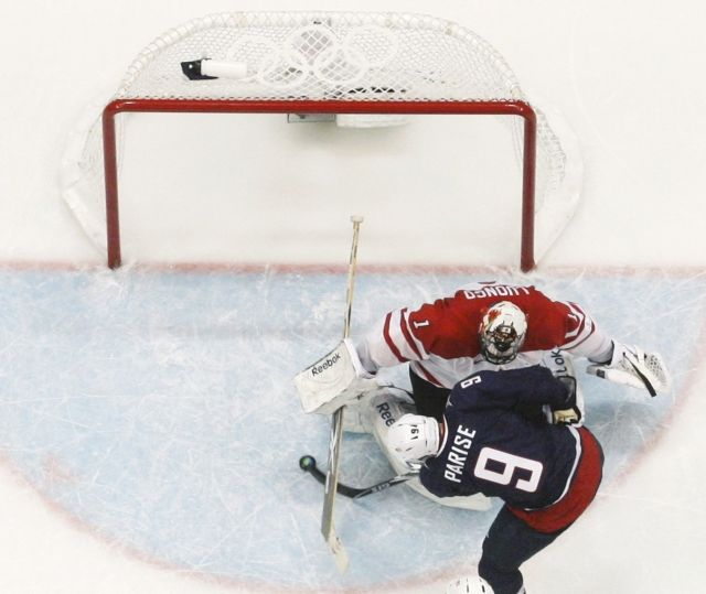 Zach Parise srovnává 24 sekund před koncem na 2:2. | Foto: Reuters