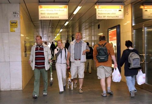 Topolánek v metru. Nikam nejel, jenom cestou domů musel s dcerou Janou projít podchodem na Hradčanské. | Foto: Ondřej Besperát