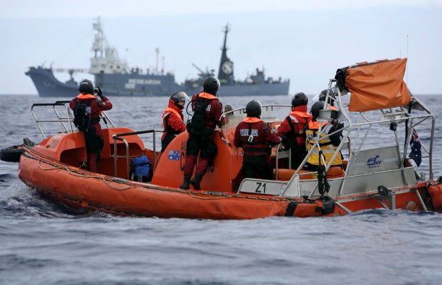 Australští celníci pozorují velrybáře. | Foto: Reuters