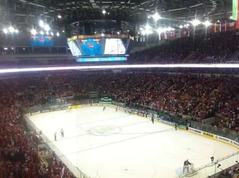 2014 - V utkání druhé francouzké hokejové ligy zemřel malý fanoušek. Teprve osmiletý chlapec podlehl  zranění v nemocnici. Tři minuty před koncem zápasu ho trefil do obličeje puk vystřelený ze hry. Pojďme se podívat na další podobné tragické události na stadionech. | Foto: Adam Sušovský