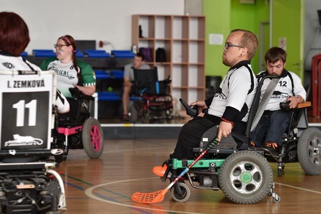 Po prvním kole Česká Powerchair Hockey ligy 2017/2018 vede výsledkovou tabulku loňský vítěz Jaguars Praha. | Foto: Václav Uher