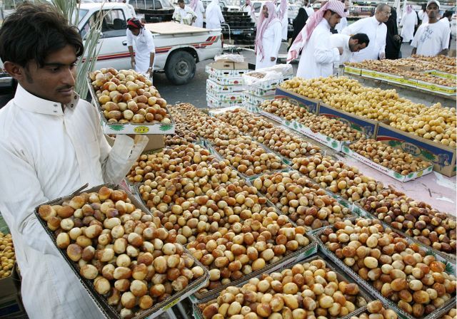 Datlemi je třeba se na ramadán zásobit. Snímek je z Rijádu v Saúdské Arábii. | Foto: Reuters