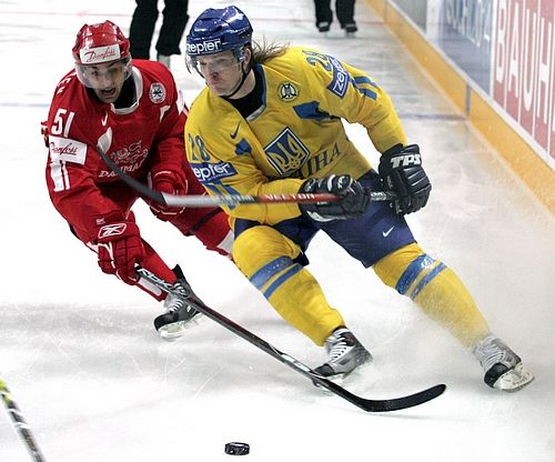 Dán Frans Nielsen brání Alexandra Matěruchina z Ukrajiny. | Foto: Reuters