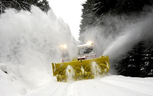 Frézu nasadili železničáři na horskou železniční trať v Krušných horách. Byl na ní až metr sněhu. | Foto: ČTK