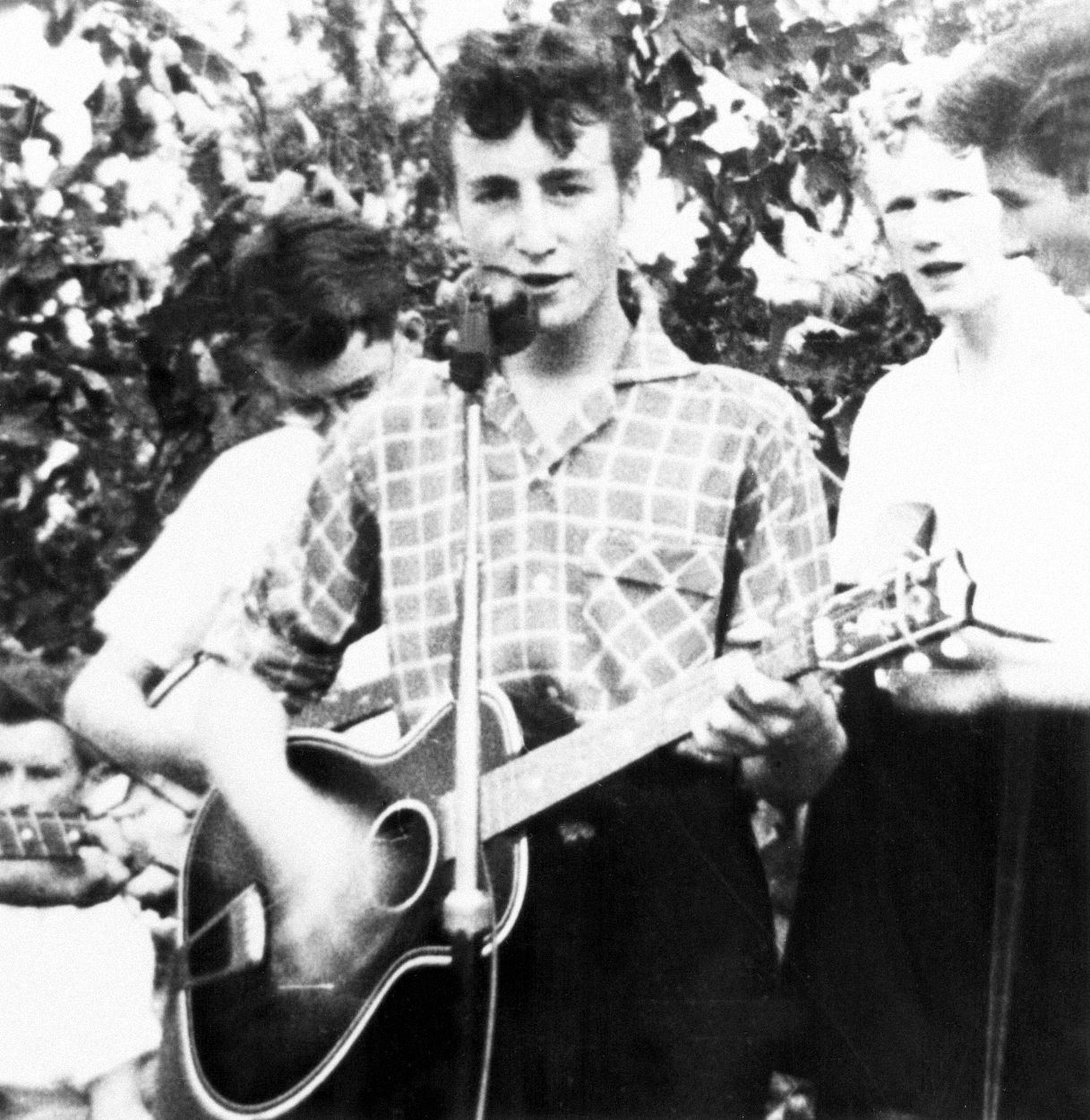 Первая молодость. Джон Леннон the Quarrymen. Джон Леннон в молодости. John Lennon 1957. Джон Леннон Кворримен 1957.