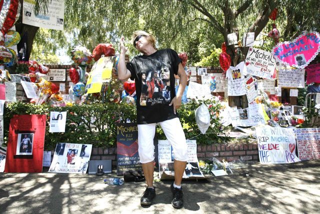 Květiny a vzkazy před pozemkem, který patří rodině Michaela Jacksona. | Foto: Reuters