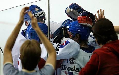 Vše ještě vypadalo na nejlepší cestě. Marek Židlický a Tomáš Kaberle gratulují Martinu Eratovi k prvnímu gólu do sítě Švýcarů | Foto: Reuters