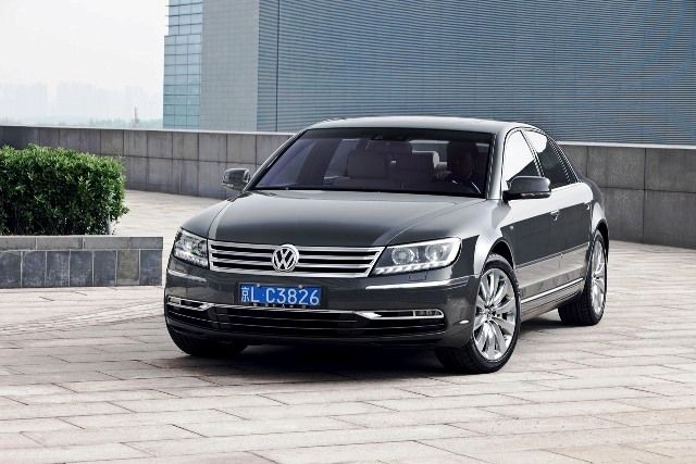 Z továrny vyjíždějí tyto vozy Volkswagen Phaeton | Foto: Radek Pecák