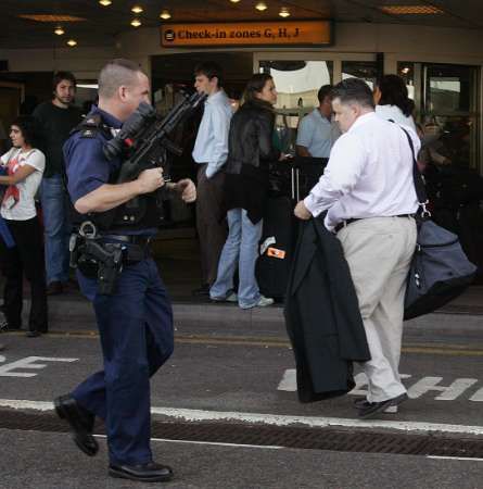 Policista se samopalem v ruce střeží londýnské letiště Heathrow. | Foto: Reuters