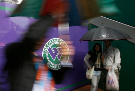 A ve Wimbledonu prší a prší. | Foto: Reuters