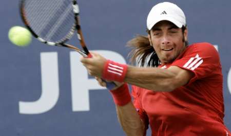 Chilan Nicolas Massu hraje proti Italovi Davide Sanguinettimu v prvním kole US Open. | Foto: Reuters