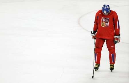 Smutný Jaromír Jágr po semifinále se Švédskem na olympiádě 2006. Češi v něm padli vysokou porážkou 3:7. | Foto: Reuters