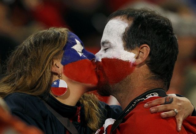 Fanoušci před zápasem Španělsko - Chile. | Foto: Reuters