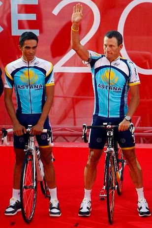 Jezdci stáje Astana Lance Armstrong a Alberto Contador při slavnostním představování | Foto: Sport