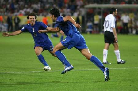 Ital Andrea Pirlo (velvo) se raduje z gólu v síti Německa spolu se střelcem Fabio Grossem. | Foto: Reuters