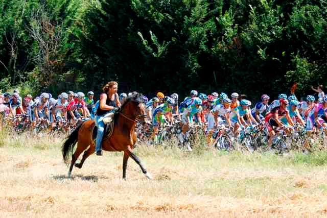 Peloton na Tour de France, to je vždy přehlídka diváků všeho druhu. | Foto: Reuters