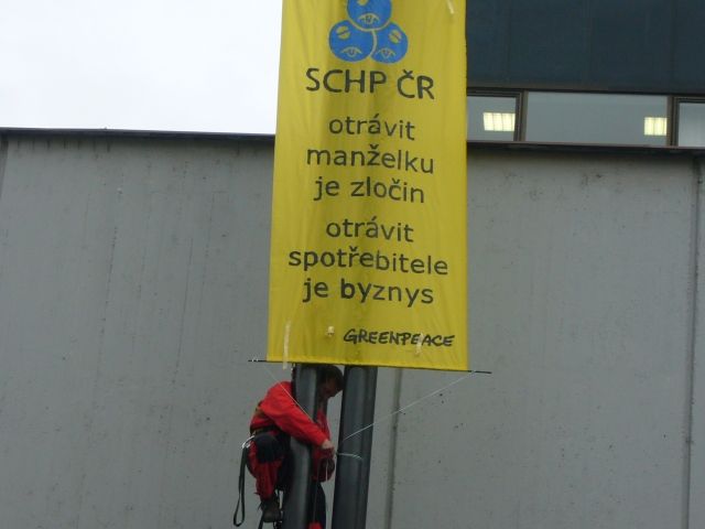 Greenpeace protestují u budovy Svazu chemického průmyslu | Foto: Pavel Baroch