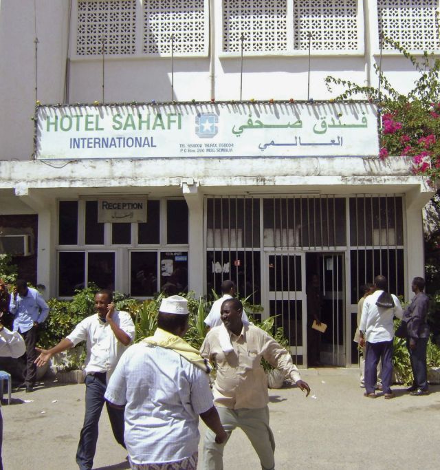 Ozbrojenci pronikli do hotelu Sahafi v Mogadišu a Francouzce odvlekli z jejich pokojů. | Foto: Reuters